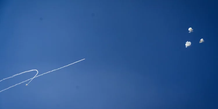 Los interceptores Cúpula de Hierro son disparados para derribar cohetes lanzados desde el Líbano hacia el norte de Israel, el 15 de agosto de 2024. (Ayal Margolin/Flash90)