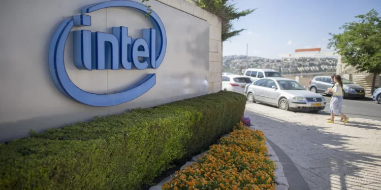 El complejo de oficinas del fabricante de chips informáticos Intel en Jerusalén, el 18 de mayo de 2016. (Yonatan Sindel/Flash90)