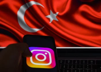 Esta imagen, tomada en Estambul el 2 de agosto de 2024, muestra el logo de la red social Instagram en un teléfono inteligente con la bandera turca de fondo. (Yasin Akgul/AFP)