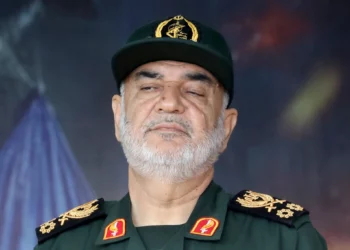 El jefe del Cuerpo de la Guardia Revolucionaria Islámica de Irán, Hossein Salami, asiste a un desfile militar como parte de una ceremonia que conmemora el día anual del ejército del país en Teherán, el 17 de abril de 2024. (Atta Kenare/AFP)