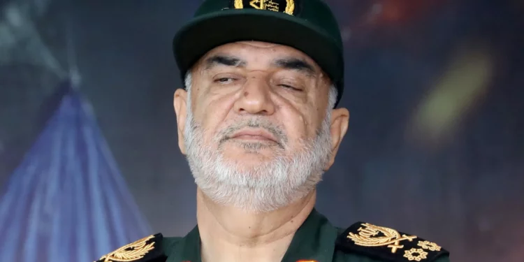 El jefe del Cuerpo de la Guardia Revolucionaria Islámica de Irán, Hossein Salami, asiste a un desfile militar como parte de una ceremonia que conmemora el día anual del ejército del país en Teherán, el 17 de abril de 2024. (Atta Kenare/AFP)