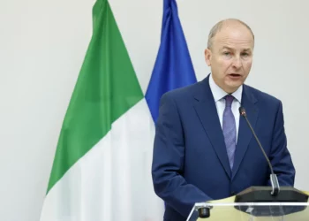 El ministro de Asuntos Exteriores irlandés, Micheal Martin, ofrece una conferencia de prensa conjunta con sus homólogos español y noruego en la Representación Permanente de España ante la Unión Europea en Bruselas el 27 de mayo de 2024. (Kenzo TRIBOUILLARD / AFP)