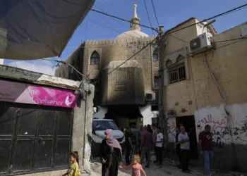 Palestinos se encuentran afuera de una mezquita dañada luego de una operación militar israelí en el campo de refugiados de Al-Faraa, en Judea y Samaria, el jueves 29 de agosto de 2024. (Foto AP/Nasser Nasser)