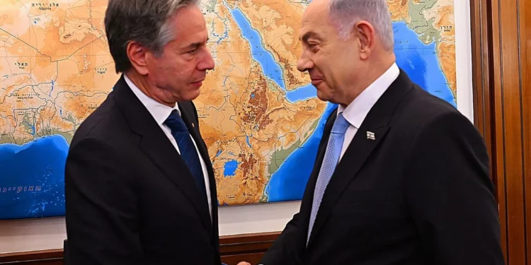 El secretario de Estado de Estados Unidos, Antony Blinken (izquierda), estrecha la mano del primer ministro, Benjamin Netanyahu, en una reunión en Jerusalén, el 19 de agosto de 2024. (Haim Zach/GPO)