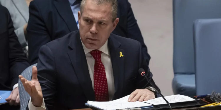 El embajador de Israel ante las Naciones Unidas, Gilad Erdan, habla durante una reunión del Consejo de Seguridad sobre una resolución que habría reconocido a los palestinos como un estado miembro de pleno derecho de la ONU, en la sede de las Naciones Unidas, el 18 de abril de 2024. (Foto AP/ Yuki Iwamura)