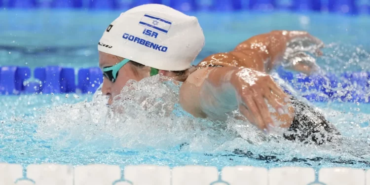 Anastasia Gorbenko, de Israel, compite durante una serie en los 400 m combinados individuales femeninos en los Juegos Olímpicos de Verano de 2024, el 29 de julio de 2024, en Nanterre, Francia. (AP/Martin Meissner)