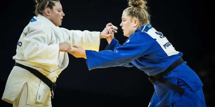 La judoka israelí Raz Hershko derrota a su oponente Marit Kamps de los Países Bajos en los octavos de final de la categoría femenina de más de 78 kg en los Juegos Olímpicos de París 2024, avanzando a los cuartos de final.

Hershko, segunda en el ranking mundial, avanzó directamente a los octavos de final debido a su clasificación, y luego se enfrentará a la serbia Milica Žabić o a la cubana Idalys Ortiz.