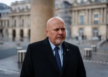 El fiscal de la Corte Penal Internacional, Karim Khan, en la Cour d'Honneur del Palais Royal de París, el 7 de febrero de 2024. (Dimitar DILKOFF / AFP)