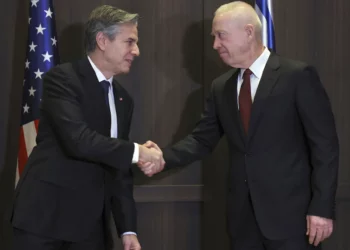 El secretario de Estado de Estados Unidos, Antony Blinken, a la izquierda, estrecha la mano del ministro de Defensa, Yoav Gallant, en Jerusalén, el 31 de enero de 2023. (Ronaldo Schemidt/Pool Photo via AP)