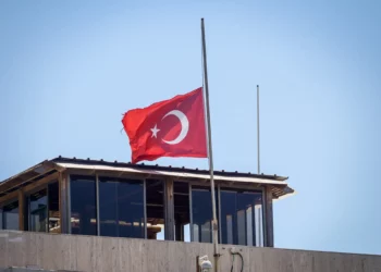 La bandera turca ondea a media asta en honor al líder asesinado de Hamás, Ismail Haniyeh, en la Embajada de Turquía en Tel Aviv el 2 de agosto de 2024. (Avshalom Sassoni/Flash90)