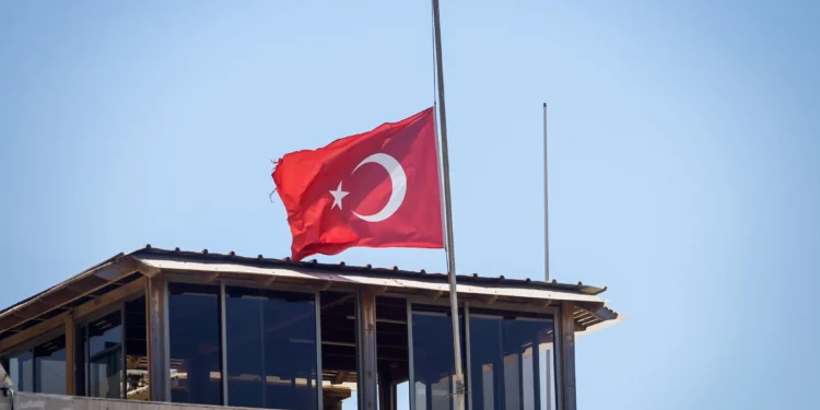 La bandera turca ondea a media asta en honor al líder asesinado de Hamás, Ismail Haniyeh, en la Embajada de Turquía en Tel Aviv el 2 de agosto de 2024. (Avshalom Sassoni/Flash90)