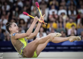 La israelí Daria Atamanov se presenta con las mazas en la final individual de gimnasia rítmica en los Juegos Olímpicos de París 2024, el 9 de agosto de 2024. (Comité Olímpico de Israel)