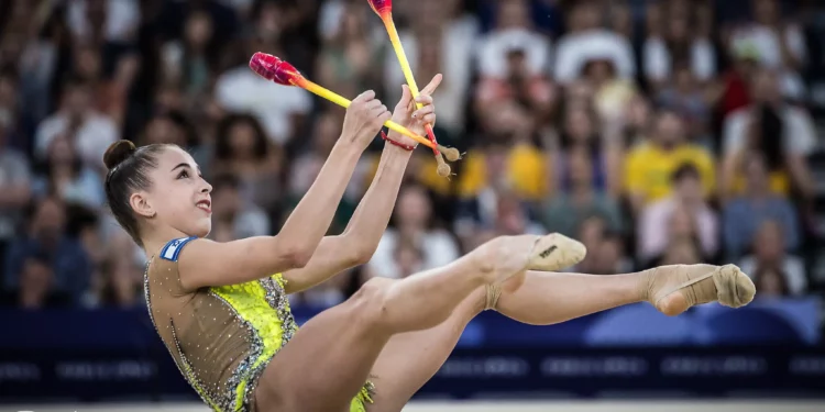 La israelí Daria Atamanov se presenta con las mazas en la final individual de gimnasia rítmica en los Juegos Olímpicos de París 2024, el 9 de agosto de 2024. (Comité Olímpico de Israel)