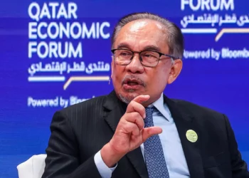 El primer ministro de Malasia, Anwar Ibrahim, habla en el Foro Económico de Qatar en Doha el 14 de mayo de 2024. (Karim JAAFAR / AFP)