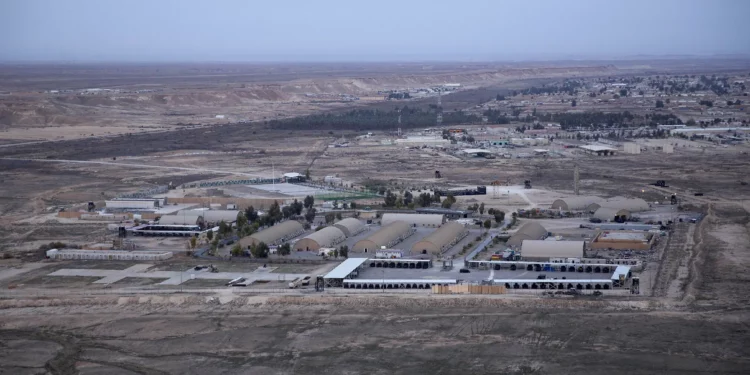 Una fotografía aérea de archivo tomada desde un helicóptero muestra la base aérea de Ain al-Asad en el desierto occidental de Anbar, Irak, el 29 de diciembre de 2019. (Foto AP/Nasser Nasser)