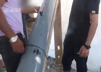 Los terroristas de Hamás en Gaza utilizan lanzadores improvisados ​​para disparar cohetes de largo alcance hacia Tel Aviv, el 13 de agosto de 2024 (vía X)