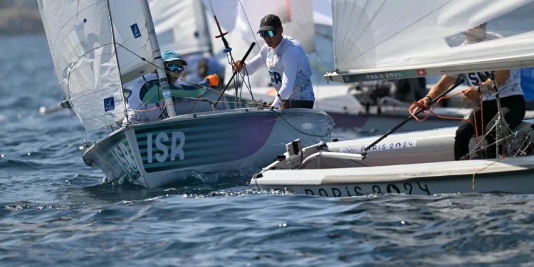 El dúo suizo formado por Yves Mermod y Maja Siegenthaler y el dúo israelí formado por Nitai Hasson y Noa Lasry compiten en la regata por las medallas del evento mixto de vela ligera a dos 470 durante la competición de vela de los Juegos Olímpicos de París 2024 en la Marina Roucas-Blanc en Marsella el 8 de agosto de 2024. (Foto de NICOLAS TUCAT / AFP)