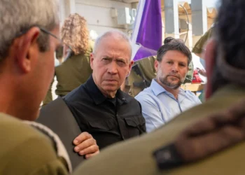 El ministro de Defensa, Yoav Gallant (centro izquierda), y el ministro de Finanzas, Bezalel Smotrich (centro derecha), se reúnen con comandantes de reserva de las Fuerzas de Defensa de Israel cerca de la frontera con Gaza, el 28 de agosto de 2024. (Ariel Hermoni/Ministerio de Defensa)
