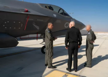 El ministro de Defensa, Yoav Gallant, se reúne con pilotos de combate y tripulaciones aéreas en la base de la Fuerza Aérea de Netivot el 18 de agosto de 2024 (Ariel Hermoni/Ministerio de Defensa)