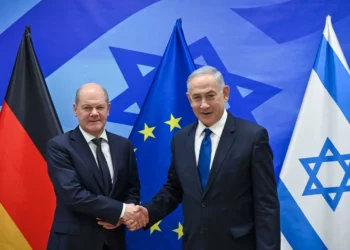 El canciller alemán Olaf Scholz, a la izquierda, estrecha la mano del primer ministro Benjamin Netanyahu durante una conferencia de prensa en Jerusalén, el 17 de marzo de 2024. (GPO)