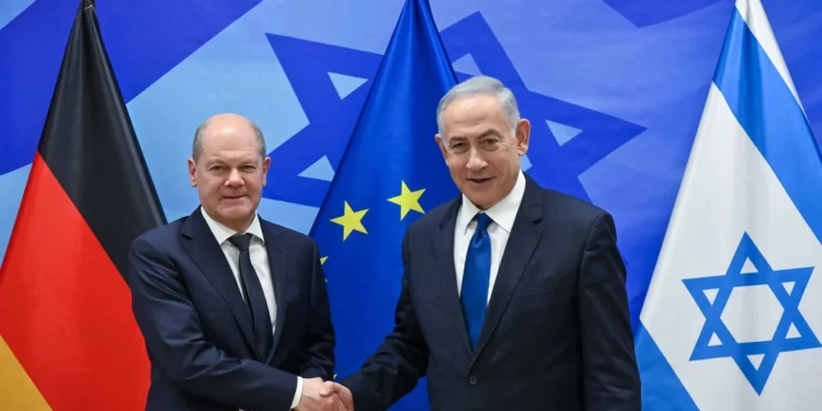 El canciller alemán Olaf Scholz, a la izquierda, estrecha la mano del primer ministro Benjamin Netanyahu durante una conferencia de prensa en Jerusalén, el 17 de marzo de 2024. (GPO)