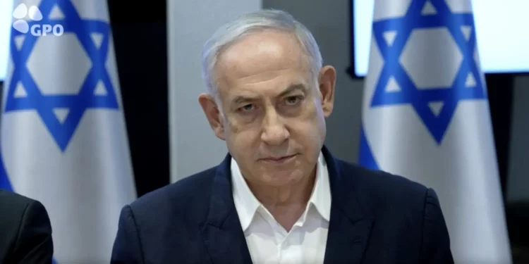 El primer ministro, Benjamin Netanyahu, se dirige al ataque preventivo matutino llevado a cabo por Israel contra los lanzacohetes de Hezbolá, al comienzo de una reunión del gabinete, el 25 de agosto de 2024. (Captura de pantalla/GPO)