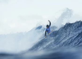 La israelí Anat Lelior surfea una ola en la segunda ronda de la tercera ronda de surf femenino, durante los Juegos Olímpicos de París 2024, en Teahupo'o, en la isla de Tahití, en la Polinesia Francesa, el 1 de agosto de 2024. (Ben Thouard/Pool/AFP)