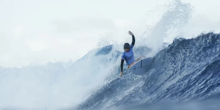 La israelí Anat Lelior surfea una ola en la segunda ronda de la tercera ronda de surf femenino, durante los Juegos Olímpicos de París 2024, en Teahupo'o, en la isla de Tahití, en la Polinesia Francesa, el 1 de agosto de 2024. (Ben Thouard/Pool/AFP)