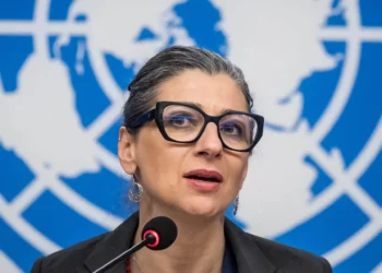 La relatora especial de la ONU, Francesca Albanese, habla durante una conferencia de prensa tras una sesión del Consejo de Derechos Humanos de la ONU, Ginebra, el 27 de marzo de 2024. (Fabrice Coffrini/AFP)