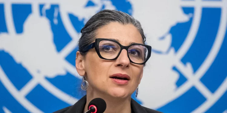 La relatora especial de la ONU, Francesca Albanese, habla durante una conferencia de prensa tras una sesión del Consejo de Derechos Humanos de la ONU, Ginebra, el 27 de marzo de 2024. (Fabrice Coffrini/AFP)