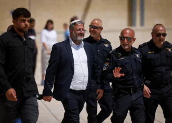 El ministro de Seguridad Nacional, Itamar Ben Gvir, en el Muro Occidental de la Ciudad Vieja de Jerusalén, después de su visita al Monte del Templo, durante Tisha B'Av, el 13 de agosto de 2024. (Chaim Goldberg/Flash90)