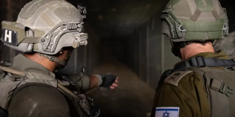 El jefe del Estado Mayor de las Fuerzas de Defensa de Israel, teniente general Herzi Halevi (derecha), observa un túnel descubierto a lo largo del Corredor Filadelfia en Rafah, en el sur de Gaza, el 14 de agosto de 2024. (Fuerzas de Defensa de Israel)