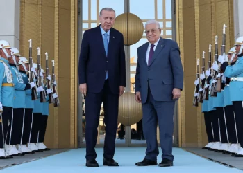 Esta fotografía, tomada y difundida por el Servicio de Prensa Presidencial de Turquía el 14 de agosto de 2024, muestra al presidente turco Recep Tayyip Erdogan, a la izquierda, posando con el presidente de la Autoridad Palestina, Mahmoud Abbas, durante una ceremonia oficial en el Complejo Presidencial en Ankara. (Servicio de Prensa Presidencial de Turquía / SERVICIO DE PRENSA PRESIDENCIAL DE TURQUÍA / AFP)