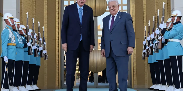 Esta fotografía, tomada y difundida por el Servicio de Prensa Presidencial de Turquía el 14 de agosto de 2024, muestra al presidente turco Recep Tayyip Erdogan, a la izquierda, posando con el presidente de la Autoridad Palestina, Mahmoud Abbas, durante una ceremonia oficial en el Complejo Presidencial en Ankara. (Servicio de Prensa Presidencial de Turquía / SERVICIO DE PRENSA PRESIDENCIAL DE TURQUÍA / AFP)