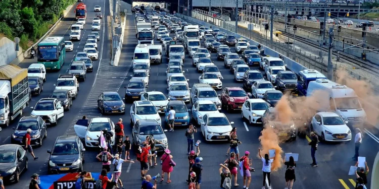 Manifestantes que piden un acuerdo de rehenes bloquean la autopista Ayalon en Tel Aviv, el 1 de agosto de 2024 (Danor Aharon/Grupos de protesta a favor de la democracia)