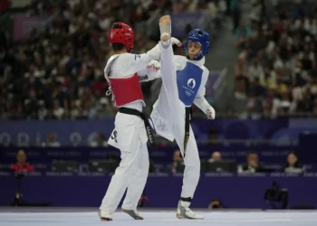 Avishag Semberg de Israel compite con Dunya Ali M Abutaleb de Arabia Saudita en un partido de taekwondo femenino de 49 kg durante los Juegos Olímpicos de Verano de 2024, en el Grand Palais, el 7 de agosto de 2024, en París, Francia. (AP/Andrew Medichini)