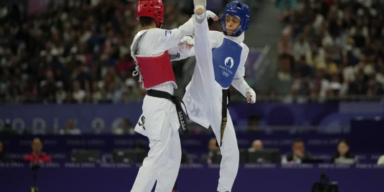 Avishag Semberg de Israel compite con Dunya Ali M Abutaleb de Arabia Saudita en un partido de taekwondo femenino de 49 kg durante los Juegos Olímpicos de Verano de 2024, en el Grand Palais, el 7 de agosto de 2024, en París, Francia. (AP/Andrew Medichini)