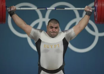 El egipcio Abdelrahman Abdelaziz Elsayed compite en la categoría masculina de halterofilia de más de 102 kg en los Juegos Olímpicos de Verano de 2024, el sábado 10 de agosto de 2024, en París, Francia. (Foto AP/Kin Cheung)