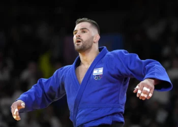 Peter Paltchik de Israel celebra durante la competencia masculina de judo de -100 kg, en el Champ-de-Mars Arena durante los Juegos Olímpicos de Verano de 2024, el 1 de agosto de 2024, en París, Francia. (AP/Eugene Hoshiko)