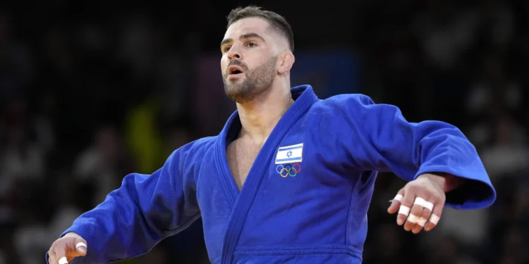 Peter Paltchik de Israel celebra durante la competencia masculina de judo de -100 kg, en el Champ-de-Mars Arena durante los Juegos Olímpicos de Verano de 2024, el 1 de agosto de 2024, en París, Francia. (AP/Eugene Hoshiko)