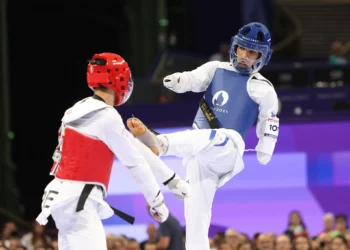 El atleta israelí de taekwondo Asaf Yasur (azul) compite en los Juegos Paralímpicos de París 2024 el 29 de agosto de 2024. (Lilach Weiss-Rosenberg)