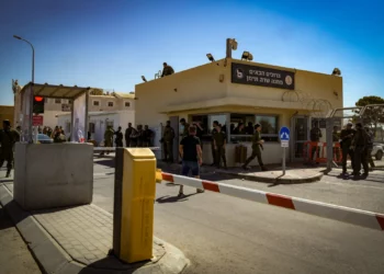 Activistas de extrema derecha protestan contra la detención de nueve soldados de reserva israelíes sospechosos de abusar de un sospechoso de terrorismo de Hamas, en la base militar de Sde Teiman, cerca de Beersheba, el 29 de julio de 2024. (Dudu Greenspan/Flash90)