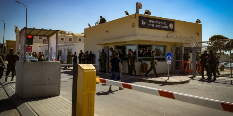 Activistas de extrema derecha protestan contra la detención de nueve soldados de reserva israelíes sospechosos de abusar de un sospechoso de terrorismo de Hamas, en la base militar de Sde Teiman, cerca de Beersheba, el 29 de julio de 2024. (Dudu Greenspan/Flash90)