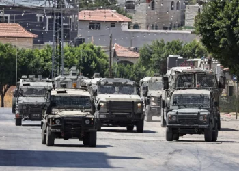 Vehículos blindados israelíes circulan por una carretera durante una redada en la ciudad de Tubas, en Judea y Samaria, el 14 de agosto de 2024. (Zain JAAFAR / AFP)