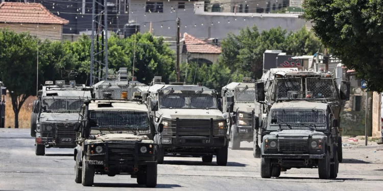 Vehículos blindados israelíes circulan por una carretera durante una redada en la ciudad de Tubas, en Judea y Samaria, el 14 de agosto de 2024. (Zain JAAFAR / AFP)