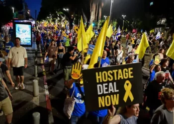 Familiares de rehenes retenidos por Hamás en Gaza y simpatizantes realizan una marcha de protesta para pedir un acuerdo sobre los rehenes, en Tel Aviv, el 15 de agosto de 2024. (Avshalom Sassoni/Flash90)