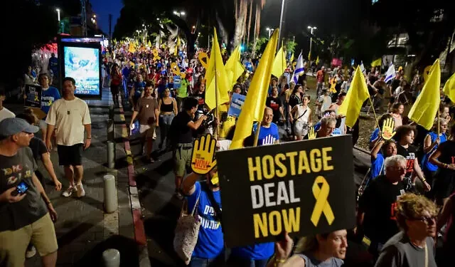 Familiares de rehenes retenidos por Hamás en Gaza y simpatizantes realizan una marcha de protesta para pedir un acuerdo sobre los rehenes, en Tel Aviv, el 15 de agosto de 2024. (Avshalom Sassoni/Flash90)