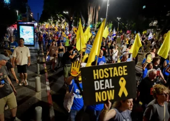 Familiares de rehenes retenidos por Hamás en Gaza y simpatizantes realizan una marcha de protesta para pedir un acuerdo sobre los rehenes, en Tel Aviv, el 15 de agosto de 2024. (Avshalom Sassoni/Flash90)