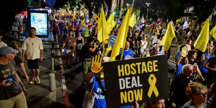 Familiares de rehenes retenidos por Hamás en Gaza y simpatizantes realizan una marcha de protesta para pedir un acuerdo sobre los rehenes, en Tel Aviv, el 15 de agosto de 2024. (Avshalom Sassoni/Flash90)