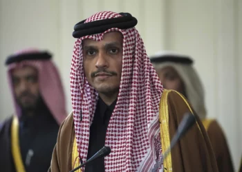 El ministro de Asuntos Exteriores de Qatar, el jeque Mohammed bin Abdulrahman al-Thani, escucha una pregunta durante una conferencia de prensa en Teherán, Irán, el 29 de enero de 2023. (Vahid Salemi/AP)